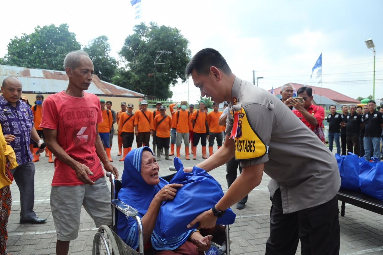 Sering Disebut Wilayah Rawan Narkoba, Polrestabes Medan Gotong Royong Massal dan Santuni Kaum Dhuafa di Masjid Taufik