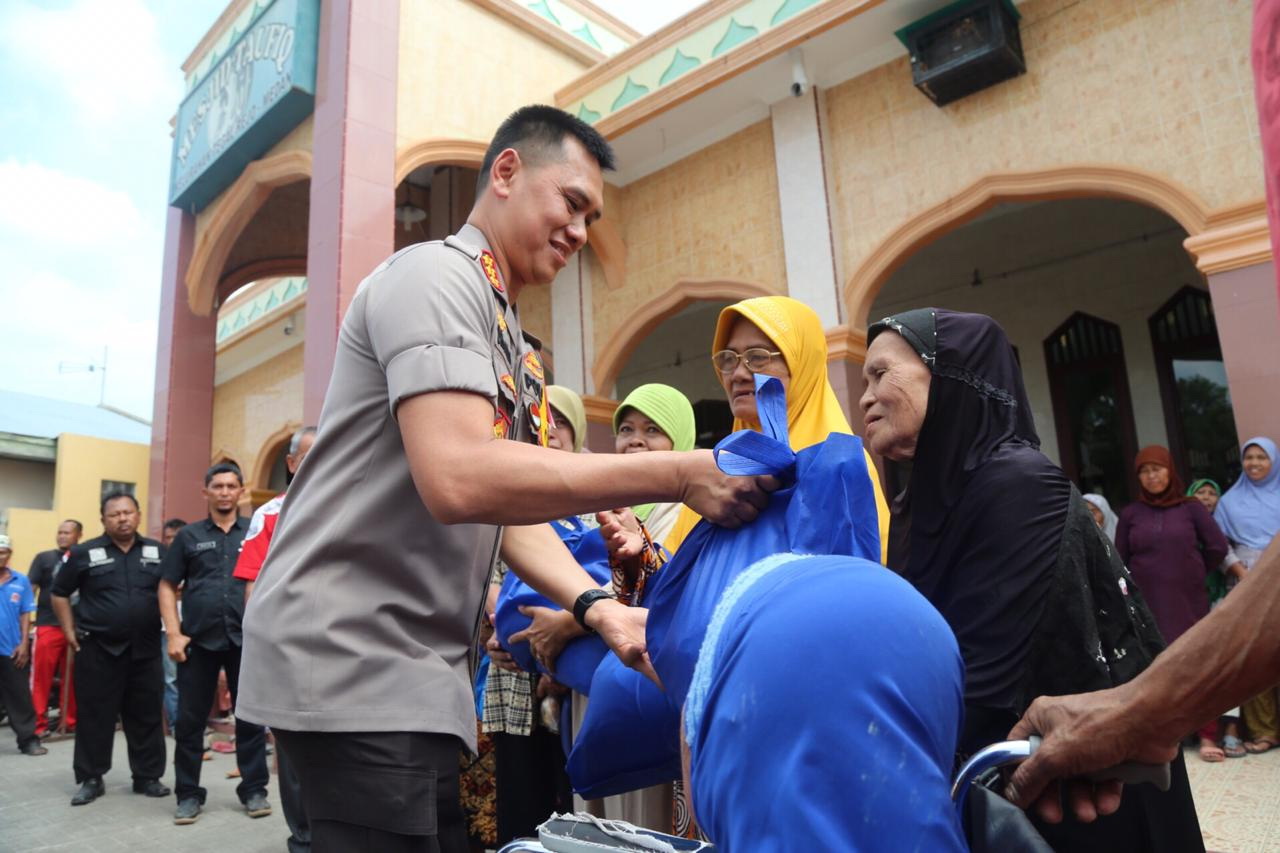 Sering Disebut Wilayah Rawan Narkoba, Polrestabes Medan Gotong Royong Massal dan Santuni Kaum Dhuafa di Masjid Taufik