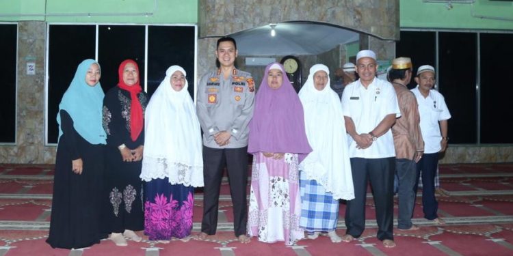 Kapolrestabes Medan Sholat Subuh Berjamaah di Masjid Perjuangan 45 Kapolrestabes Medan Sholat Subuh Berjamaah di Masjid Perjuangan 45