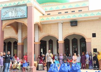 Sering Disebut Wilayah Rawan Narkoba, Polrestabes Medan Gotong Royong Massal dan Santuni Kaum Dhuafa di Masjid Taufik Sering Disebut Wilayah Rawan Narkoba, Polrestabes Medan Gotong Royong Massal dan Santuni Kaum Dhuafa di Masjid Taufik