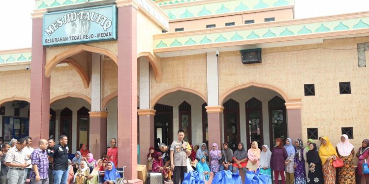 Sering Disebut Wilayah Rawan Narkoba, Polrestabes Medan Gotong Royong Massal dan Santuni Kaum Dhuafa di Masjid Taufik
