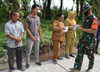 Dansatgas TMMD 107 Kodim 0207/Simalungun Bagikan Masker Gratis