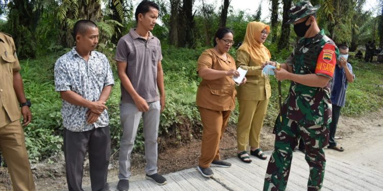Dansatgas TMMD 107 Kodim 0207/Simalungun Bagikan Masker Gratis Dansatgas TMMD 107 Kodim 0207/Simalungun Bagikan Masker Gratis