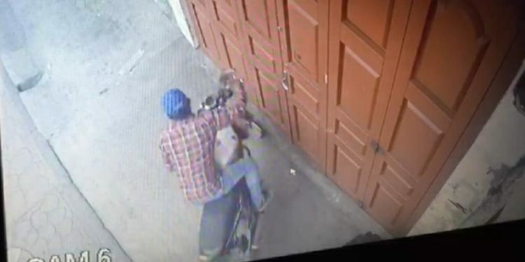 Pencurian Sepedamotor di Jalan Merdeka Terekam CCTV, Pelaku Kenakan Baju Kotak-kotak dan Bermasker