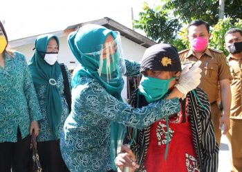 Gebrak PKK Serentak se-Indonesia, Syahputri Hutabarat Bagikan Masker Door to Door di Siantar