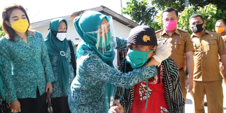 Gebrak PKK Serentak se-Indonesia, Syahputri Hutabarat Bagikan Masker Door to Door di Siantar