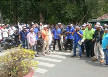DPC SBSI Sejahtera Berunjukrasa ke Kantor Walikota