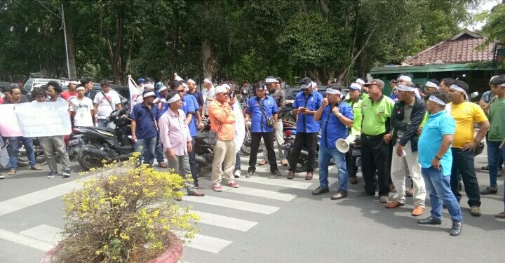 DPC SBSI Sejahtera Berunjukrasa ke Kantor Walikota DPC SBSI Sejahtera Berunjukrasa ke Kantor Walikota