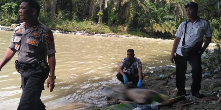 Ditemukan Mayat Pria Kenakan Celana SMA di Sungai Bah Bolon Ditemukan Mayat Pria Kenakan Celana SMA di Sungai Bah Bolon