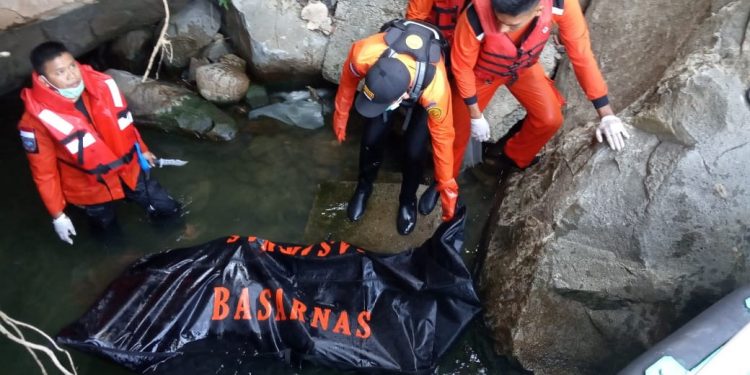 Pria Tanpa Identitas Dengan Leher Terikat Ditemukan Tewas di Tepi Danau Toba Pria Tanpa Identitas Dengan Leher Terikat Ditemukan Tewas di Tepi Danau Toba