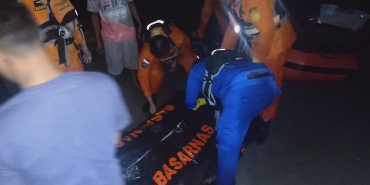 Sat Polair Polres Nias Evakuasi Mayat Terapung dari Laut, Keluarga yang Kehilangan Segera ke RSUD Gunungsitoli Sat Polair Polres Nias Evakuasi Mayat Terapung dari Laut, Keluarga yang Kehilangan Segera ke RSUD Gunungsitoli