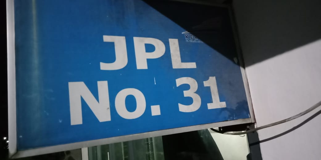 Hati-hati Melintas di Jalan Cokro, Penjaga Palang Kereta Api Sering Ketiduran