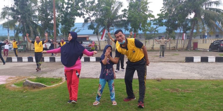 Sinergitas TNI/Polri Senam Bersama Masyarakat Medan Belawan Sinergitas TNI/Polri Senam Bersama Masyarakat Medan Belawan