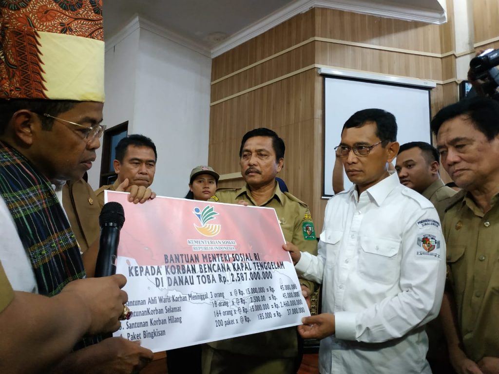 Menteri Sosial Memberikan Santunan Bagi Keluarga Korban KM Sinar Bangun