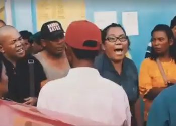 Beredar Video Keluarga Korban KM Sinar Bangun Mengamuk