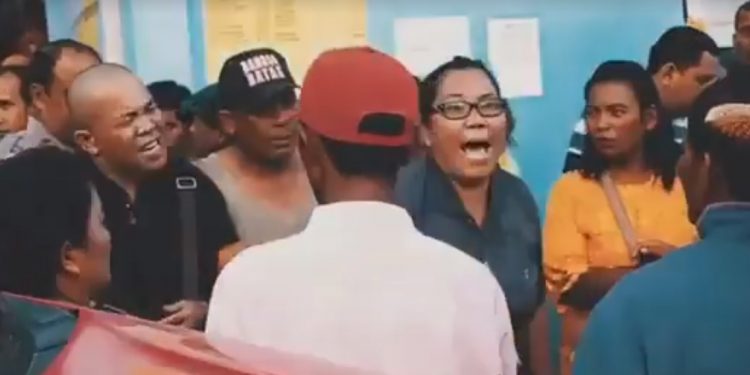 Beredar Video Keluarga Korban KM Sinar Bangun Mengamuk