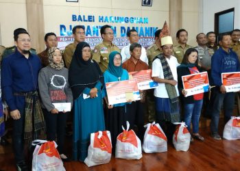 Menteri Sosial Memberikan Santunan Bagi Keluarga Korban KM Sinar Bangun