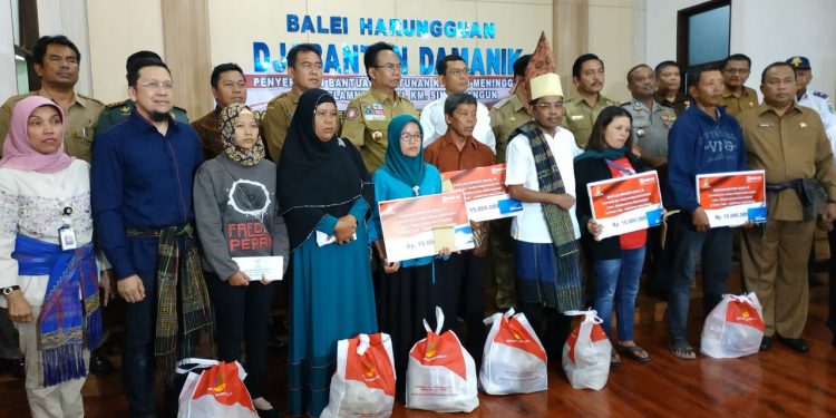 Menteri Sosial Memberikan Santunan Bagi Keluarga Korban KM Sinar Bangun