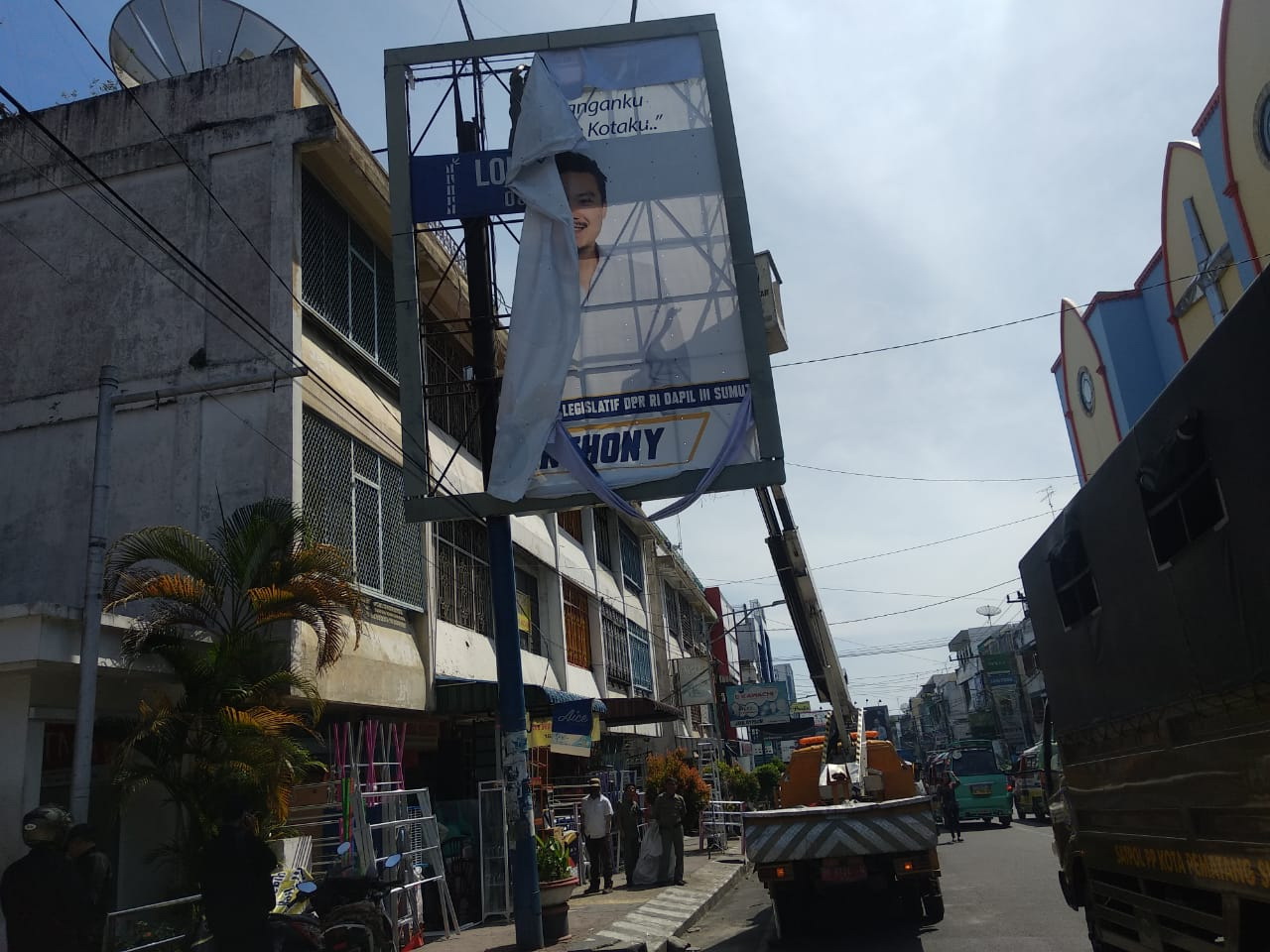 "Menyampah", Bawaslu dan Satpol Bersihkan Bilboard dan Baliho Caleg di Siantar