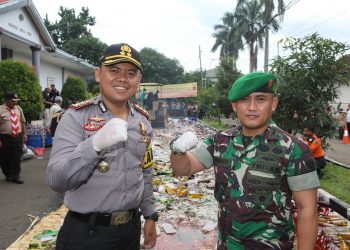 Musnahkan Pulahan Ribu Botol Miras, Kapolres Bogor Minta Jangan ada Aksi Sweeping  oleh Ormas di Wilayahnya…