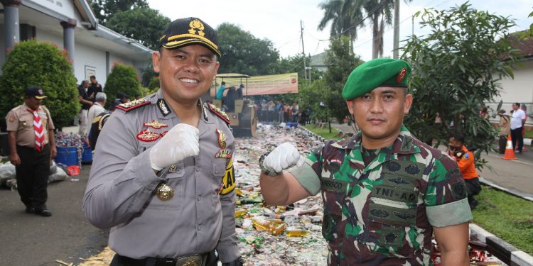 Musnahkan Pulahan Ribu Botol Miras, Kapolres Bogor Minta Jangan ada Aksi Sweeping oleh Ormas di Wilayahnya… Musnahkan Pulahan Ribu Botol Miras, Kapolres Bogor Minta Jangan ada Aksi Sweeping oleh Ormas di Wilayahnya…