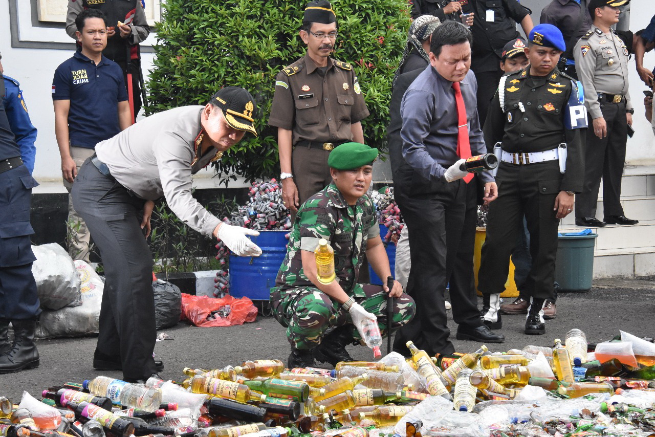 Musnahkan Pulahan Ribu Botol Miras, Kapolres Bogor Minta Jangan ada Aksi Sweeping  oleh Ormas di Wilayahnya…
