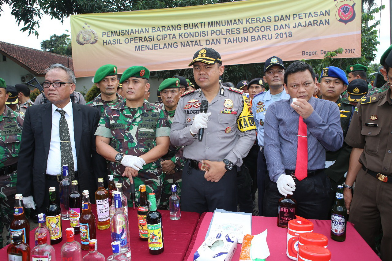 Musnahkan Pulahan Ribu Botol Miras, Kapolres Bogor Minta Jangan ada Aksi Sweeping  oleh Ormas di Wilayahnya…