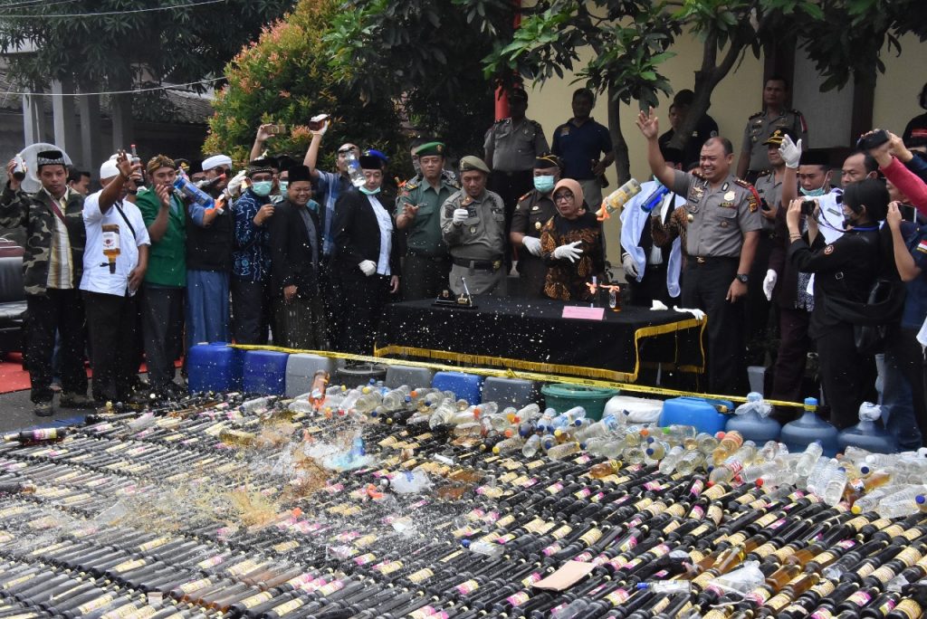 Ribuan Botol Miras dan Petasan Dimusnahkan. Kapolres Minta Warga Jangan Sweeping