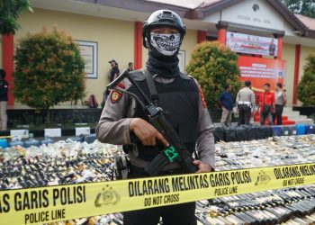 Ribuan Botol Miras dan Petasan Dimusnahkan. Kapolres Minta Warga Jangan Sweeping