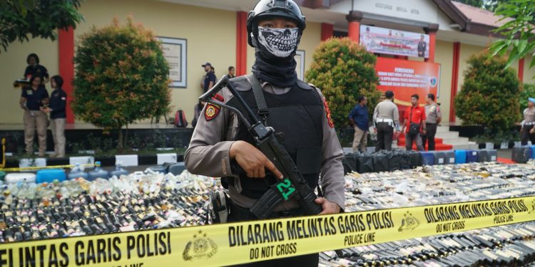 Ribuan Botol Miras dan Petasan Dimusnahkan. Kapolres Minta Warga Jangan Sweeping