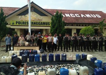 Ratusan Botol Miras dan Puluhan Jerigen Tuak Dimusnahkan...