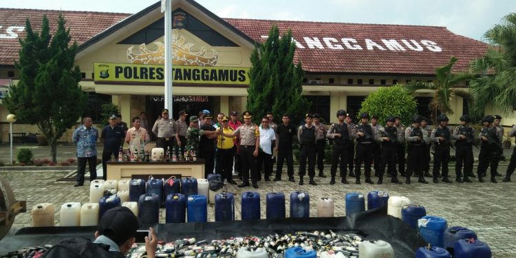 Ratusan Botol Miras dan Puluhan Jerigen Tuak Dimusnahkan... Ratusan Botol Miras dan Puluhan Jerigen Tuak Dimusnahkan...