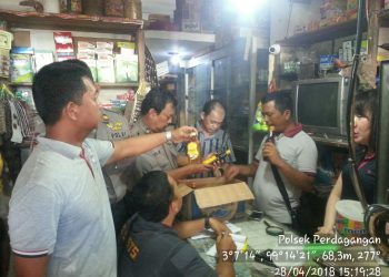 Polsek Perdagangan Sita  Puluhan Botol Miras dari Tiga Toko