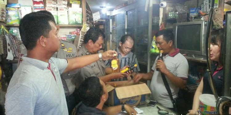 Polsek Perdagangan Sita Puluhan Botol Miras dari Tiga Toko Polsek Perdagangan Sita Puluhan Botol Miras dari Tiga Toko