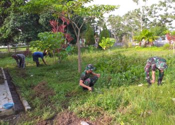 Prajurit Satgas Yonif 126/KC Jumat Bersih Bersama Warga