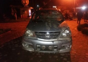 Diteriaki Maling Lembu, Satu Unit Mobil Dirusak Massa. Pengendara dan Penumpang Berhasil Melarikan Diri..