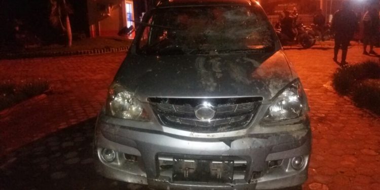 Diteriaki Maling Lembu, Satu Unit Mobil Dirusak Massa. Pengendara dan Penumpang Berhasil Melarikan Diri.. Diteriaki Maling Lembu, Satu Unit Mobil Dirusak Massa. Pengendara dan Penumpang Berhasil Melarikan Diri..