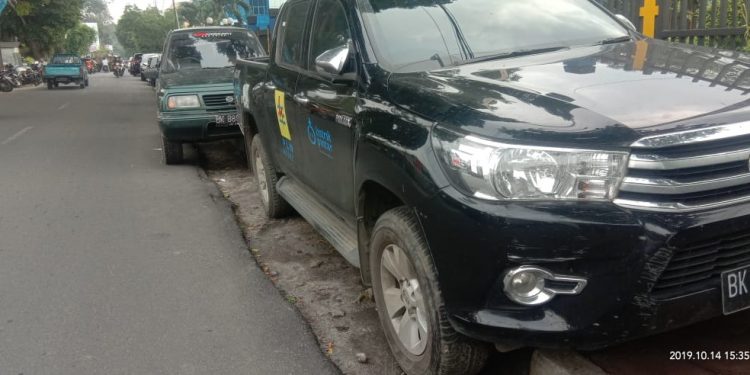 Parkirkan Mobil di Trotoar, PLN Siantar Rampas Hak Pejalan Kaki Parkirkan Mobil di Trotoar, PLN Siantar Rampas Hak Pejalan Kaki