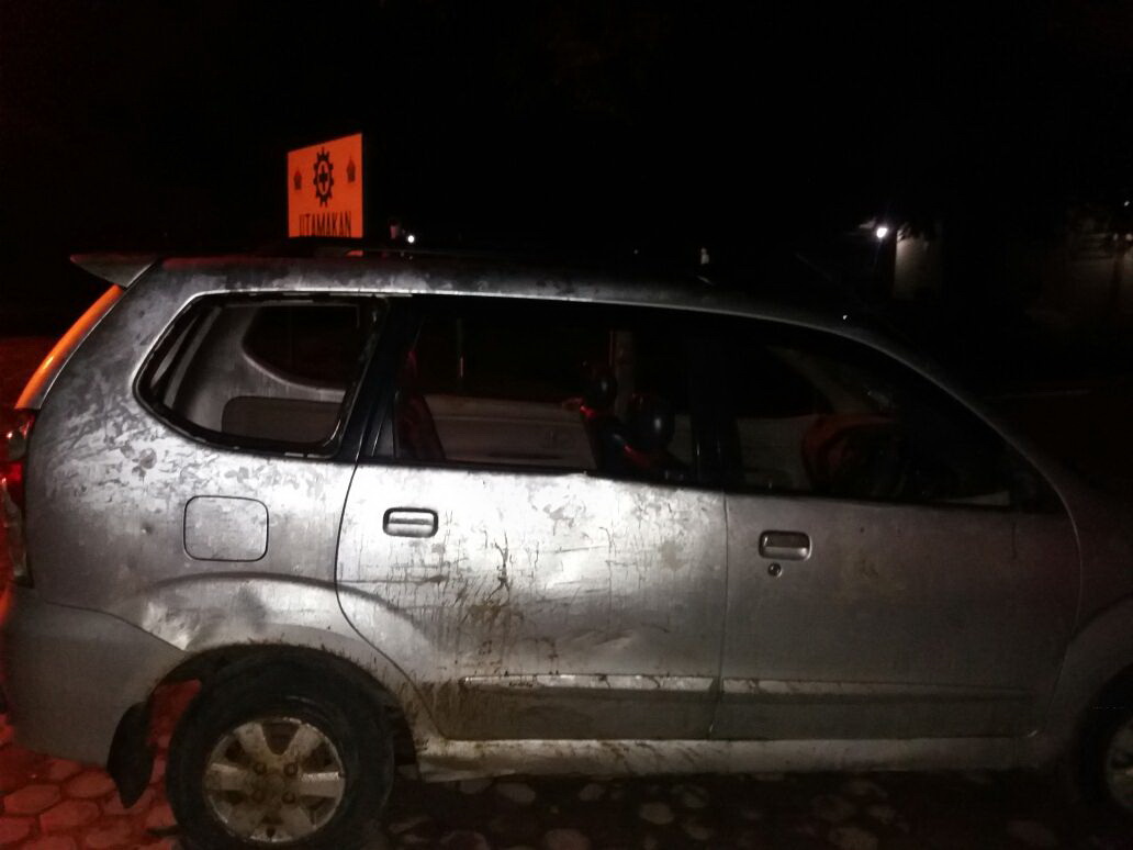 Diteriaki Maling Lembu, Satu Unit Mobil Dirusak Massa. Pengendara dan Penumpang Berhasil Melarikan Diri.. Diteriaki Maling Lembu, Satu Unit Mobil Dirusak Massa. Pengendara dan Penumpang Berhasil Melarikan Diri..