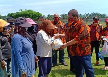 Elkananda Shah Bagikan Sembako Kepada Warga di Simalungun