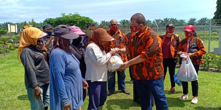 Elkananda Shah Bagikan Sembako Kepada Warga di Simalungun Elkananda Shah Bagikan Sembako Kepada Warga di Simalungun