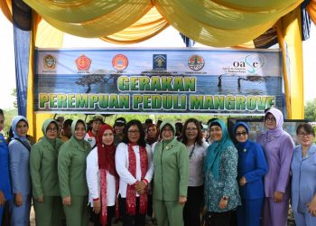 Ketua Dharma Pertiwi Daerah A Ny Tri Sasanti MS Fadhilah Tanam Pohon Jaga Kelestarian Lingkungan