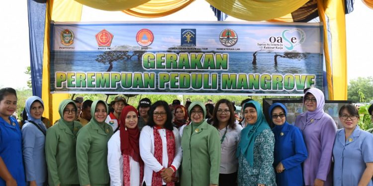 Ketua Dharma Pertiwi Daerah A Ny Tri Sasanti MS Fadhilah Tanam Pohon Jaga Kelestarian Lingkungan Ketua Dharma Pertiwi Daerah A Ny Tri Sasanti MS Fadhilah Tanam Pohon Jaga Kelestarian Lingkungan