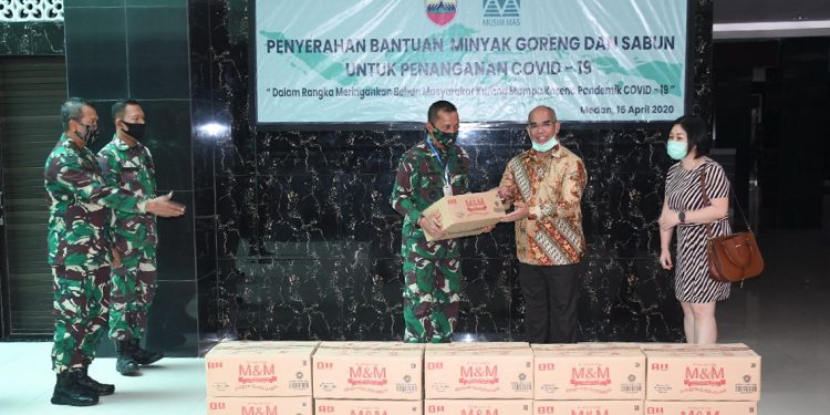 Pangdam I/Bukit Barisan Terima Bantuan 3500 Liter Minyak Goreng dari PT. Musim Mas Pangdam I/Bukit Barisan Terima Bantuan 3500 Liter Minyak Goreng dari PT. Musim Mas