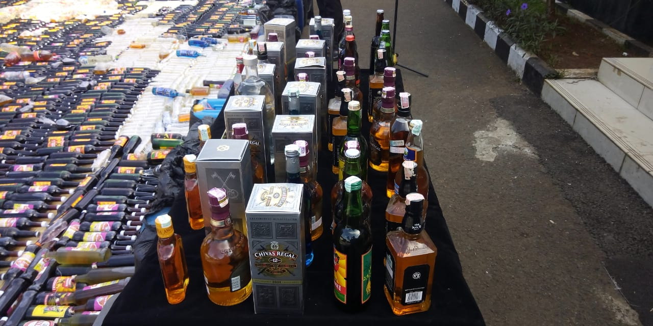 Puluhan Ribu Botol Miras Dimusnahkan Jelang Pergantian Tahun