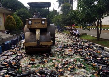 Puluhan Ribu Botol Miras Dimusnahkan Jelang Pergantian Tahun
