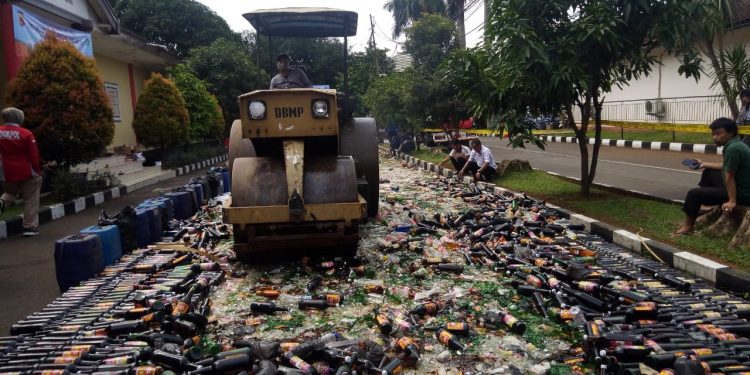 Puluhan Ribu Botol Miras Dimusnahkan Jelang Pergantian Tahun