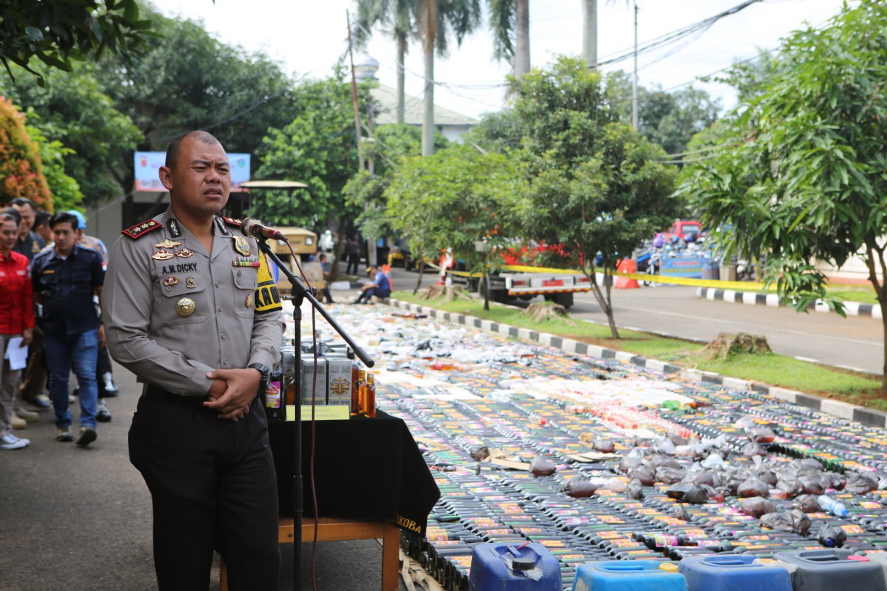Puluhan Ribu Botol Miras Dimusnahkan Jelang Pergantian Tahun