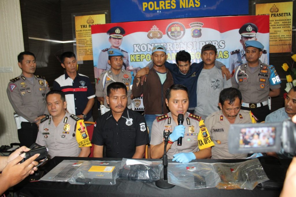 Jimmy Harefa, Anak Mantan Ketua KPU Nias Utara Dihabisi dengan Martil dan Besi oleh Oknum Mahasiswa Jimmy Harefa, Anak Mantan Ketua KPU Nias Utara Dihabisi dengan Martil dan Besi oleh Oknum Mahasiswa
