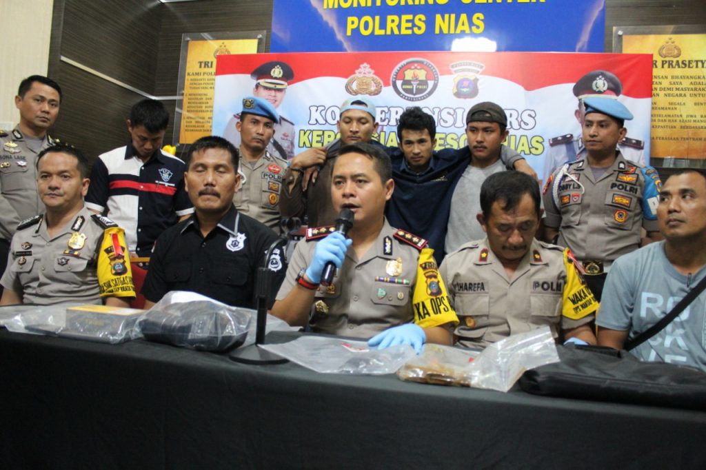 Jimmy Harefa, Anak Mantan Ketua KPU Nias Utara Dihabisi dengan Martil dan Besi oleh Oknum Mahasiswa Jimmy Harefa, Anak Mantan Ketua KPU Nias Utara Dihabisi dengan Martil dan Besi oleh Oknum Mahasiswa